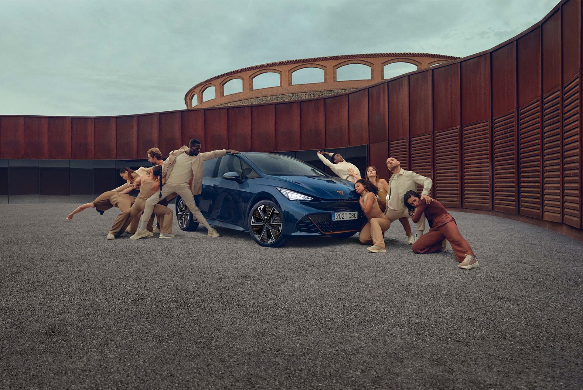 Ihmisiä Aurora Blue -värisen CUPRA Bornin ympärillä