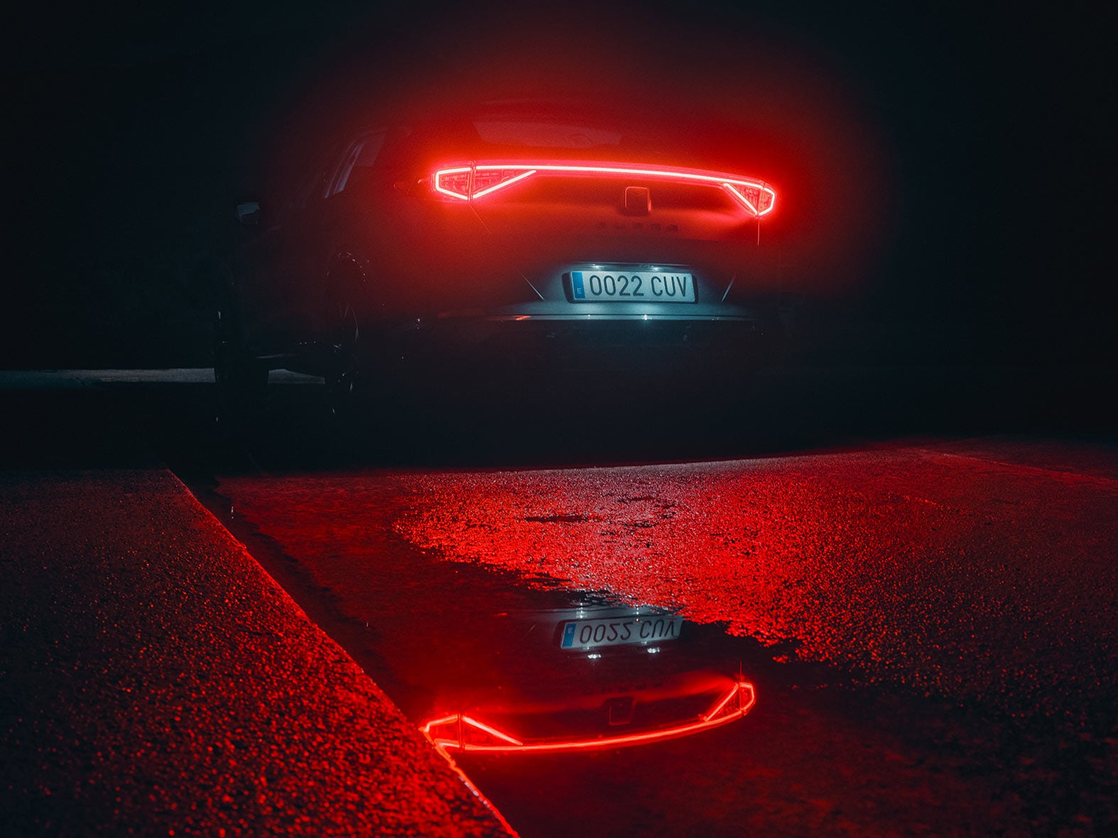 uusi cupra formentor kompakti suv, täysleveä LED-valonauha takana