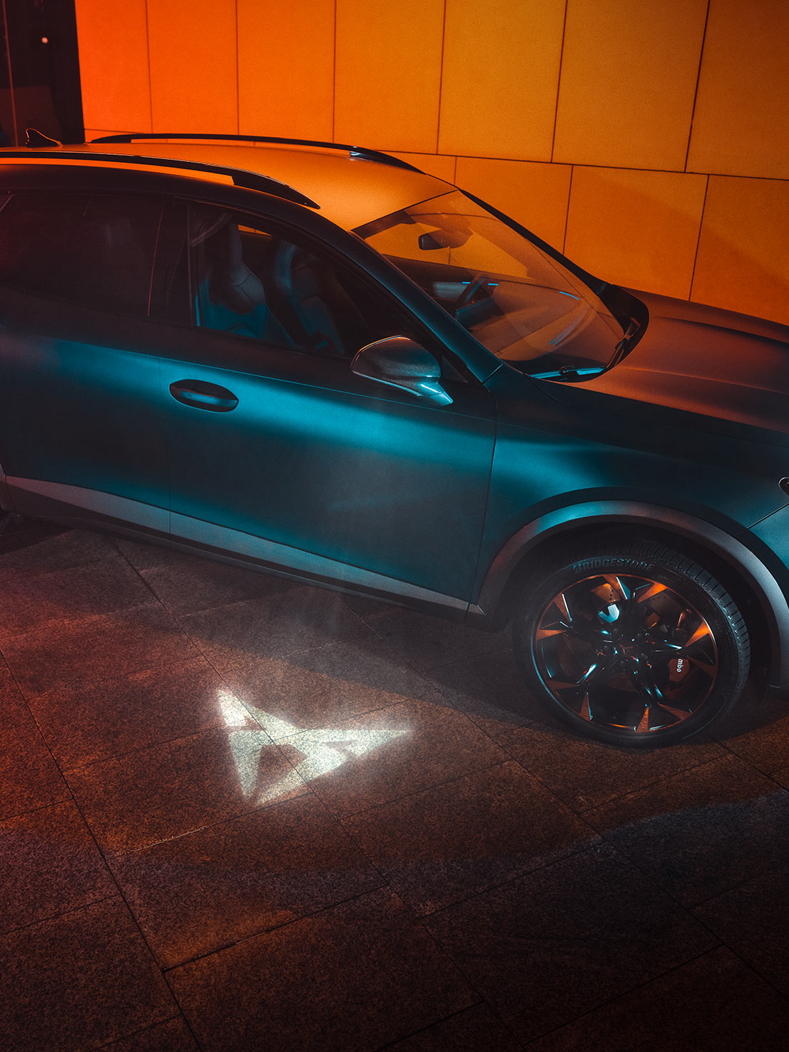 uusi cupra formentor kompakti suv tervetulovalo sivupeilissä