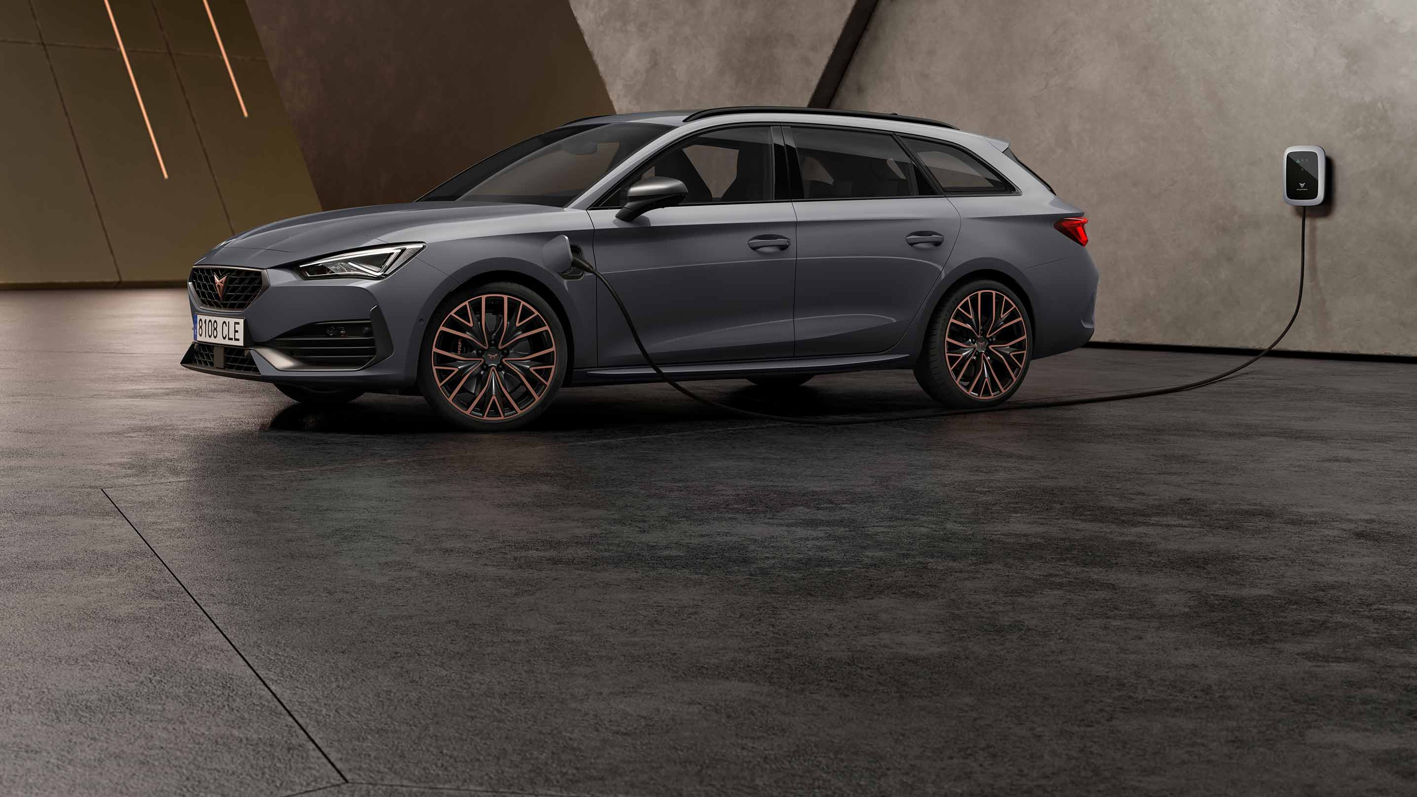 uusi CUPRA Leon Sportstourer e-HYBRID graphene grey -ulkovärillä, latautumassa, sivukuva