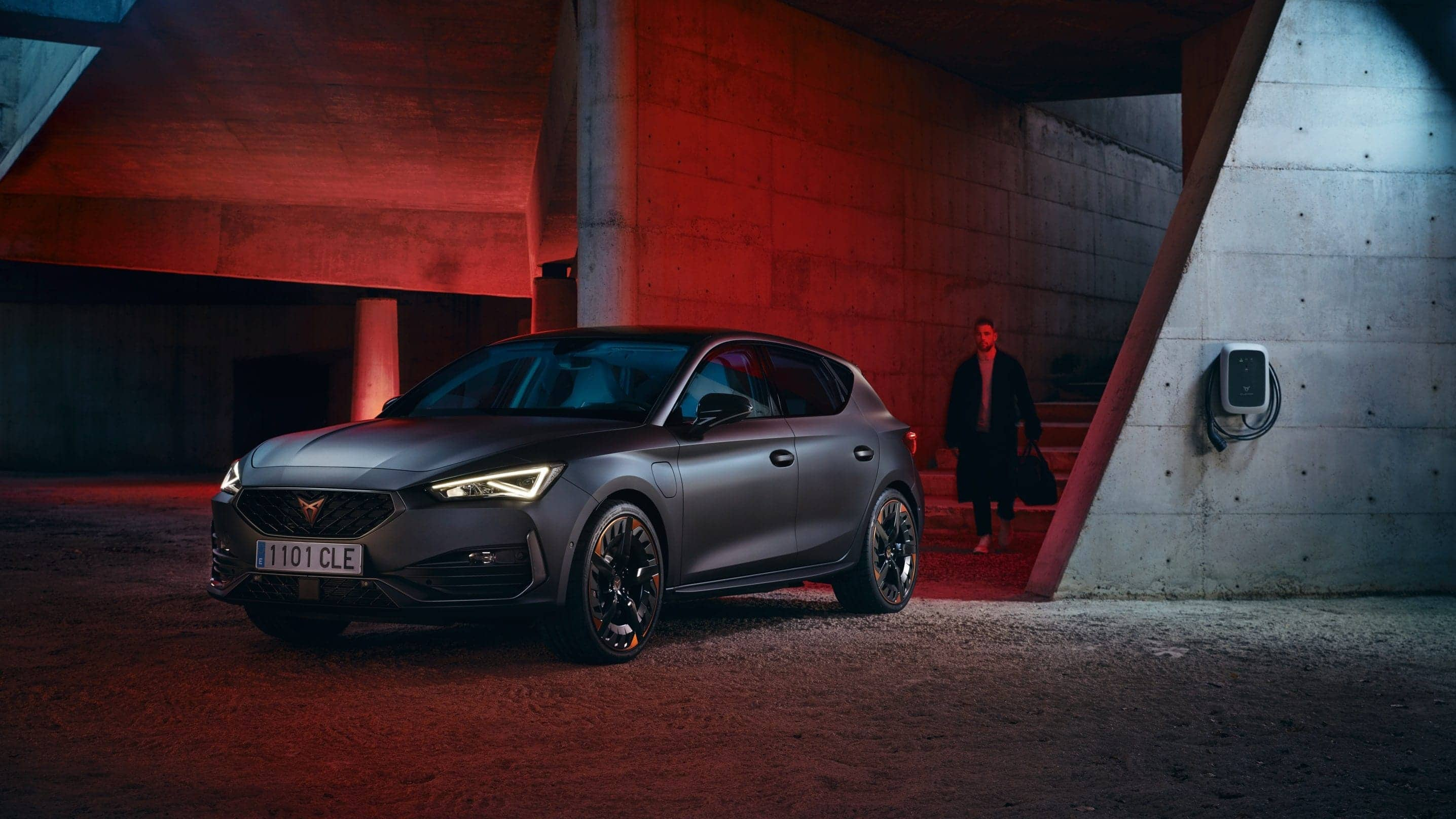 uusi CUPRA Leon e-HYBRID 5-ovinen magnetic tech matta -ulkovärillä sivusta