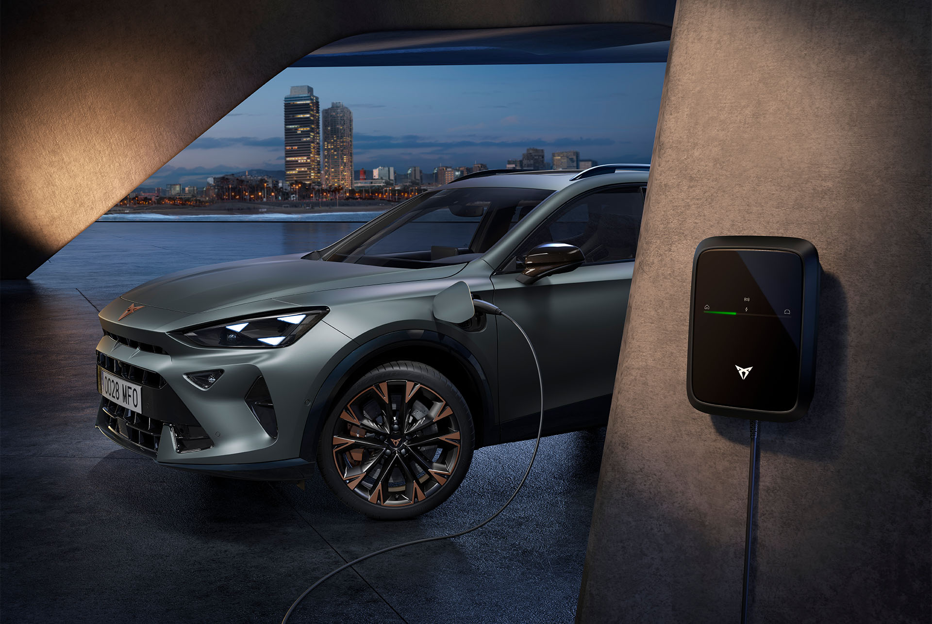 Sivunäkymä CUPRA Formentorista värinä Dark Void, pysäköitynä ulos esittelemään auton latauspistettä.  