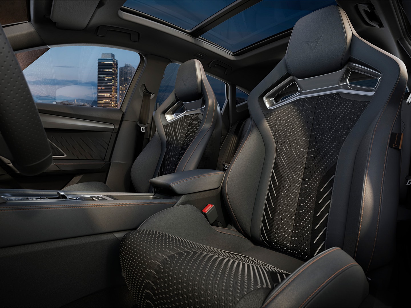 CUPRA Formentor Extreme -varustepaketin sisätilojen muotoilu, ohjaamo ja kuljettajan alue, tehokkaat jarrut, CUP Bucket -erikoisurheiluistuimet ja tumman kromin väriset sisätilojen listat. Sisältää Intelligent Drive-, Pure Performance- ja Immersive by Sennheiser™ -varustepaketit.