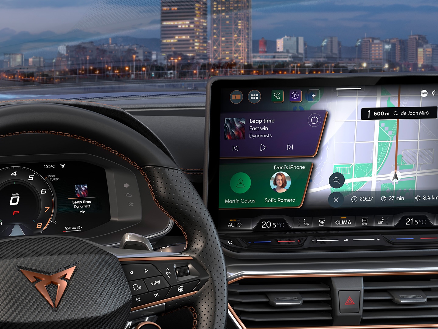 Lähikuvassa CUPRA Formentorin dynaaminen näyttö, kuparinvärinen logo, mukautuva vakionopeussäädin, ennakoiva turvajärjestelmä ja kaistanpitoavustin Lane Assist. Sisältää älykkään pysäköintiavustimen, väsymysvaroittimen, kaistanvaihtoavustimen Side Assist, nopeudenrajoittimen ja ympäristökameran.   