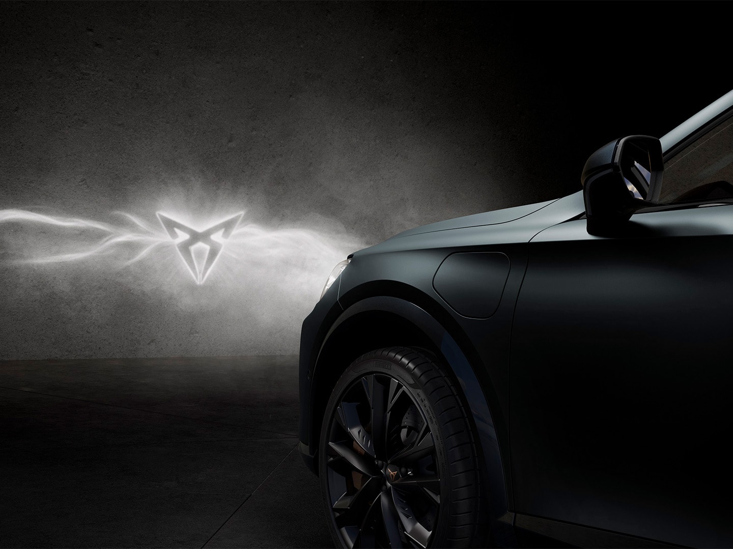 Century Bronze Matt -värinen CUPRA Formentor, jossa kuparinvärisillä yksityiskohdilla varustetut vanteet, Pure Performance -paketin kirkkaat CUPRA Matrix LED -ajovalot ja tunnusomaisella kolmiomaisella CUPRA-valokuviolla varustetut ajovalot.