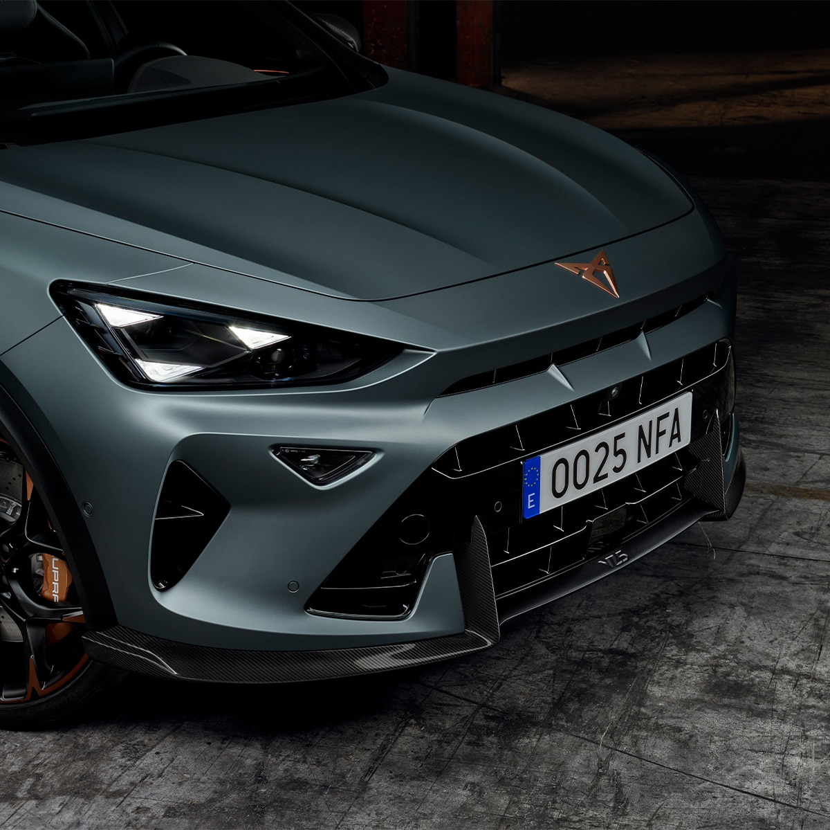 Lähikuva CUPRA Formentor VZ5:n keulasta, korostaen kuparin ja mustan sävyisiä kevytmetallivanteita.