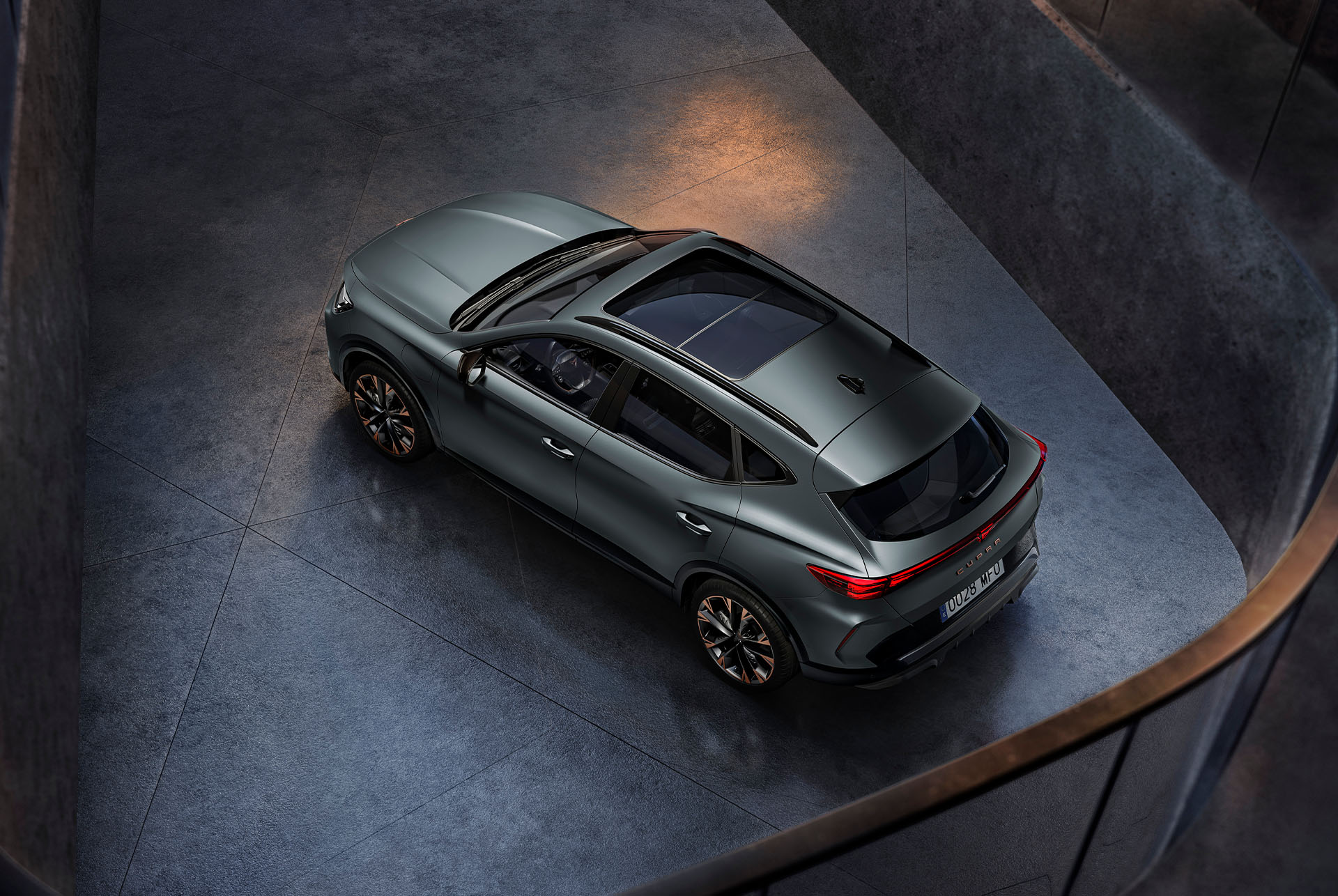 CUPRA Formentor esittelee sulavia linjojaan ja muotoilua, taustalla öinen kaupunkisiluetti.