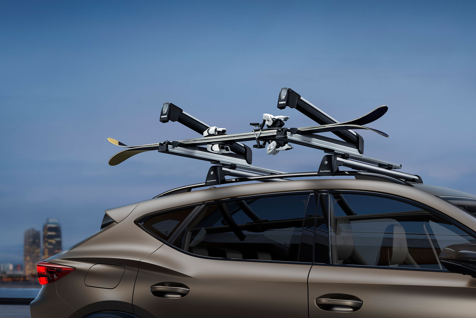 Uusi Century bronze -värinen CUPRA Formentor ulosvedettävällä Thule-suksitelineellä varustettuna.