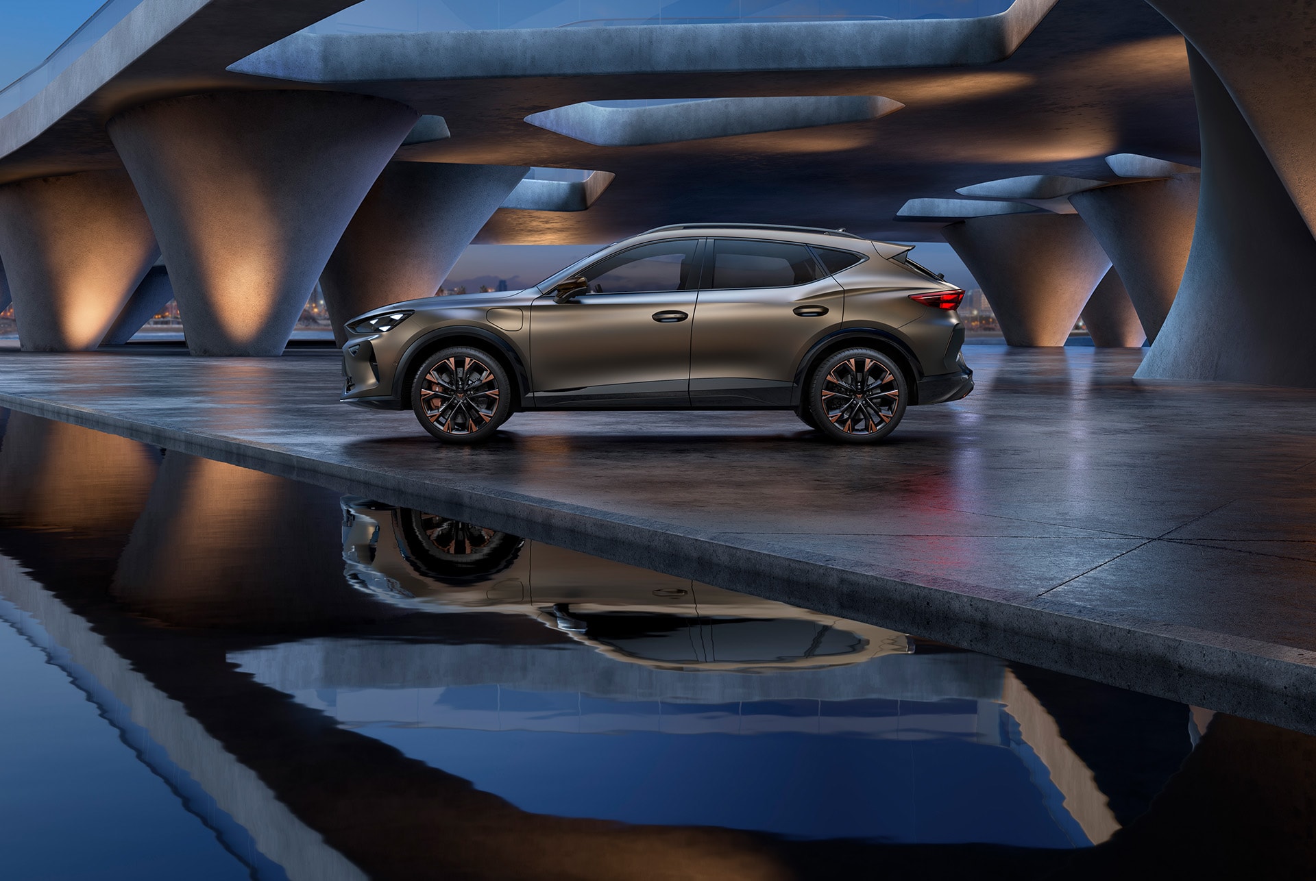 Sivunäkymä uudesta Century bronze matt -värisestä CUPRA Formentor VZ -mallista. Automallin versiossa kuparinvärisillä yksityiskohdilla varustetut vanteet. Valaistua arkkitehtuuria ja betonia.