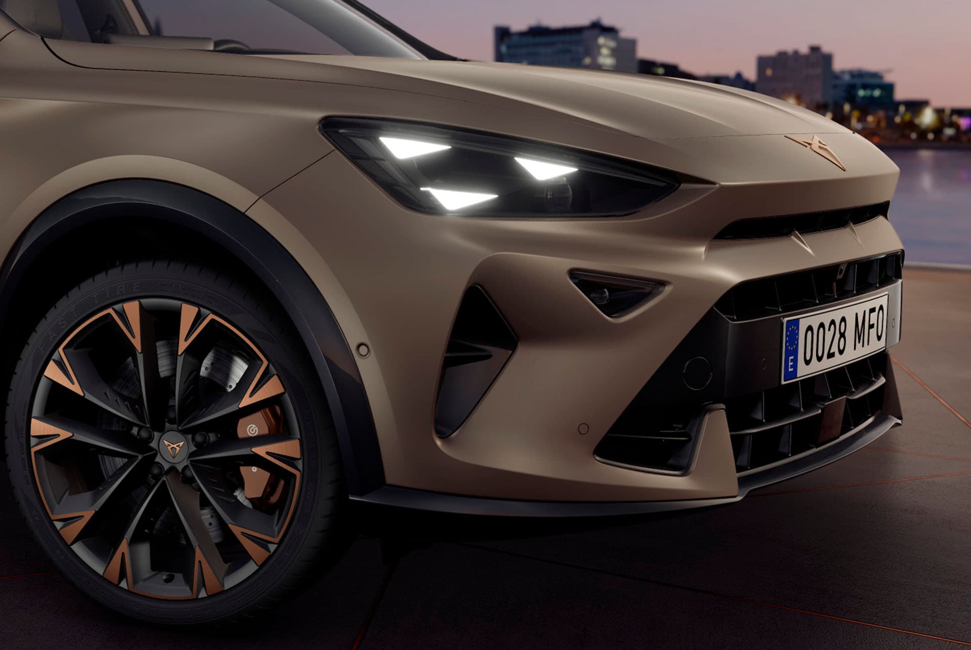 Uusi Century bronze matt -värinen CUPRA Formentor, jossa kuparinvärisillä yksityiskohdilla varustetut vanteet, Pure Performance CUPRA Matrix LED -valot ja tunnusomaisella kolmiokuvioisella CUPRA-merkillä varustetut ajovalot.
