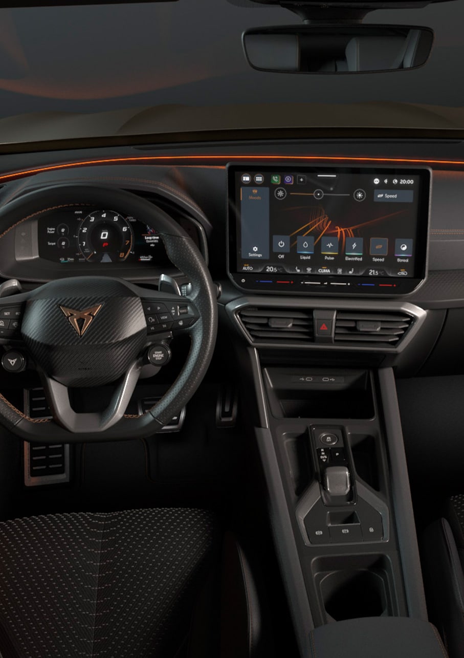 Uuden CUPRA Formentorin Edge-lisävarustetekniikka, tunnelmavalaistus ja infotainment-järjestelmä. Avaimeton Keyless Advanced -järjestelmä, varkaudenestojärjestelmä ja peruutuskamera.
