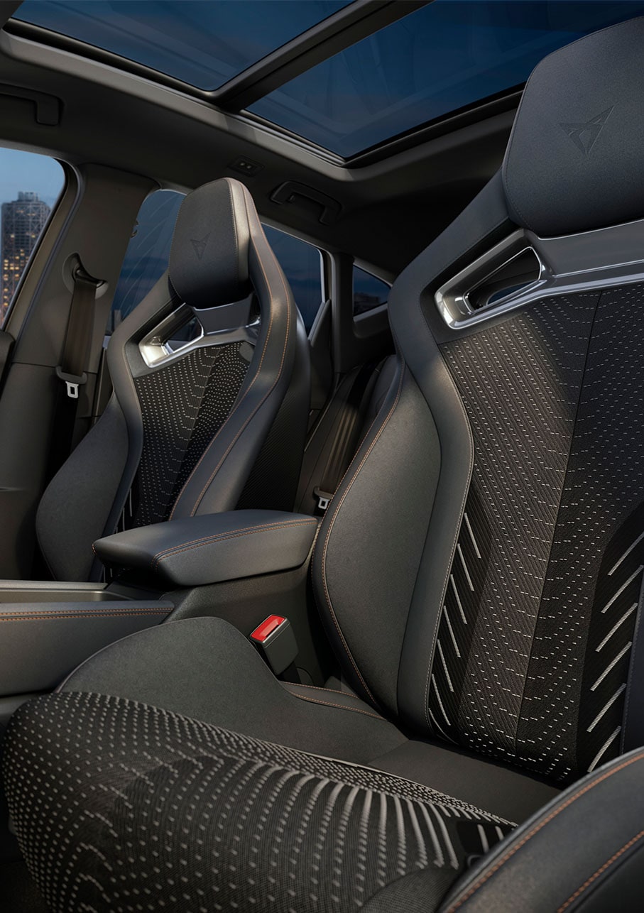 Uuden CUPRA Formentorin Extreme-sisustus, kuljettajan alue, tehokkaat jarrut, CUP-urheiluistuimet ja tumman kromin väriset sisätilasomisteet. Sisältää Intelligent Drive-, Pure Performance- ja Immersive by Sennheiser™ -paketit.