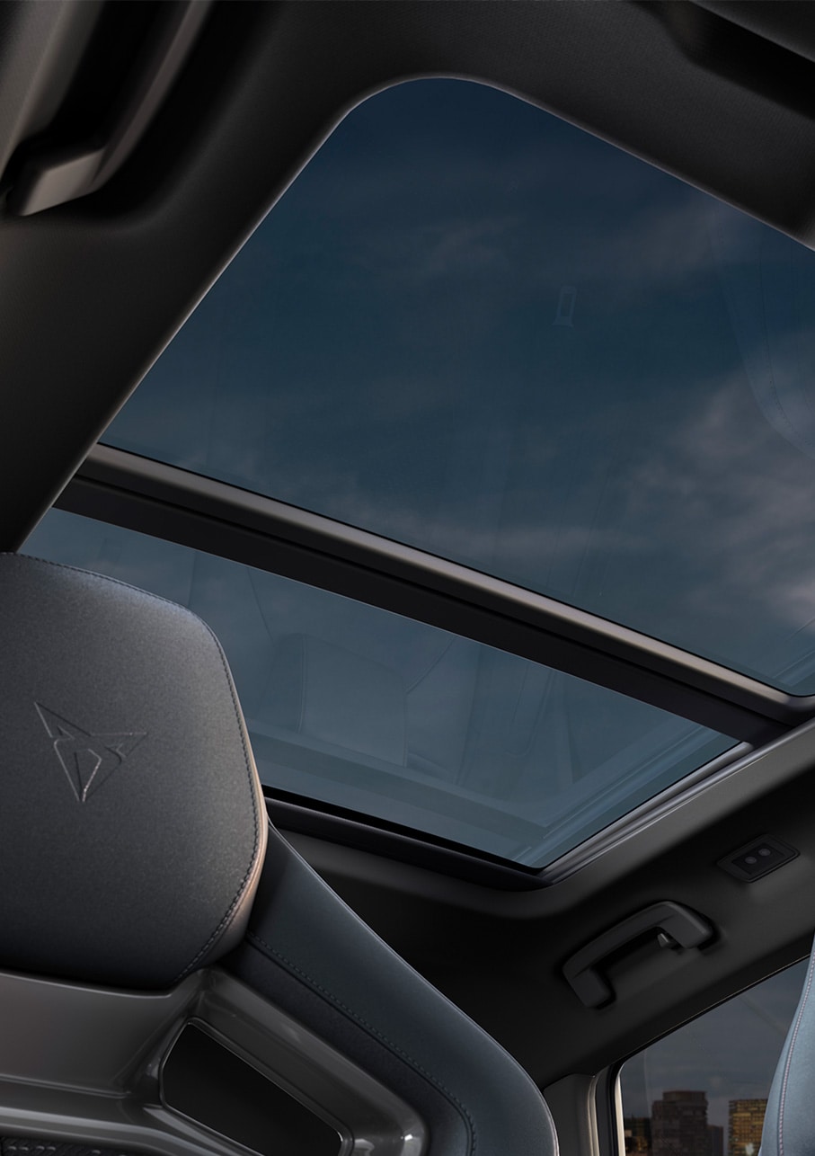 Uuden CUPRA Formentorin Skyline-lisävarustepaketin sähkökäyttöinen panoraamakattoluukku.