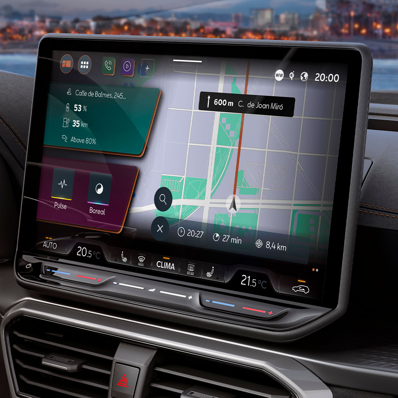 Uuden CUPRA Formentor 2024:n kojelautanäkymä ja infotainment-järjestelmän näyttö, jossa CUPRA CONNECT Plus sähköautojen ja hybridien latauspisteiden ja pysäköintipaikkojen löytämistä ja reaaliaikaisten liikennetiedotteiden saantia varten.