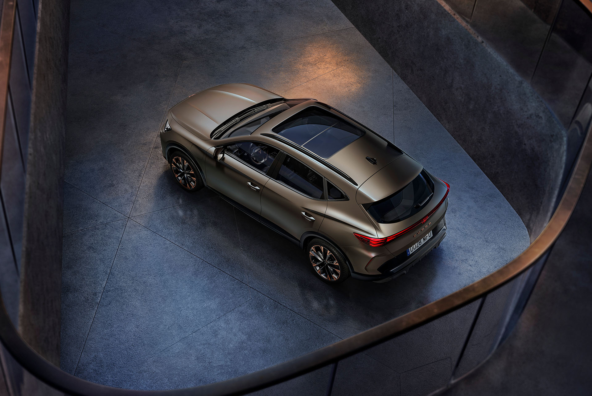 Etunäkymä vasemmalta uudesta Century bronze matt -värisestä CUPRA Formentor -mallista latautumassa. 