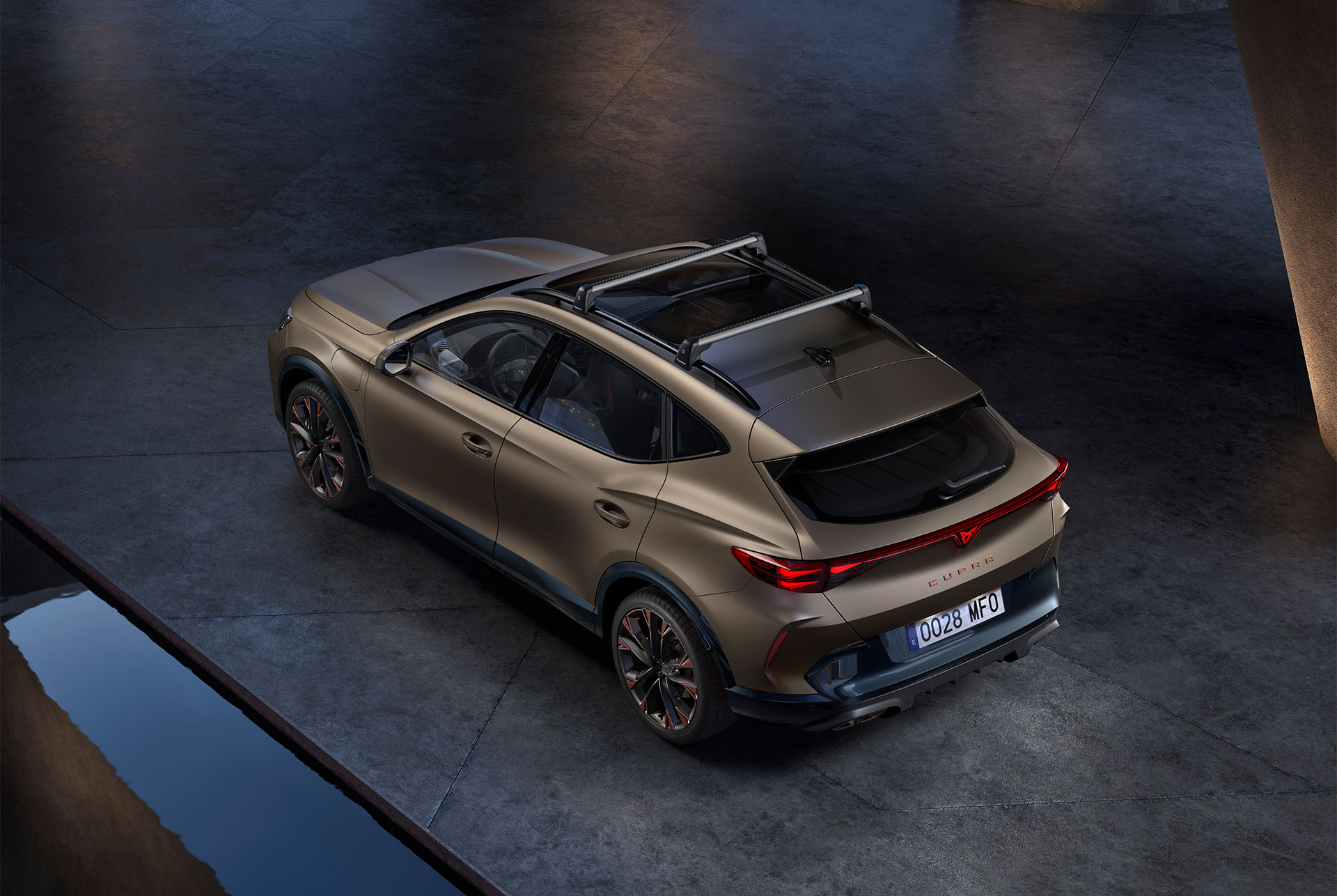 Uusi Century Bronze Matt -värinen CUPRA Formentor, jossa lisävarusteena Thule-kattoteline polkupyörille. 