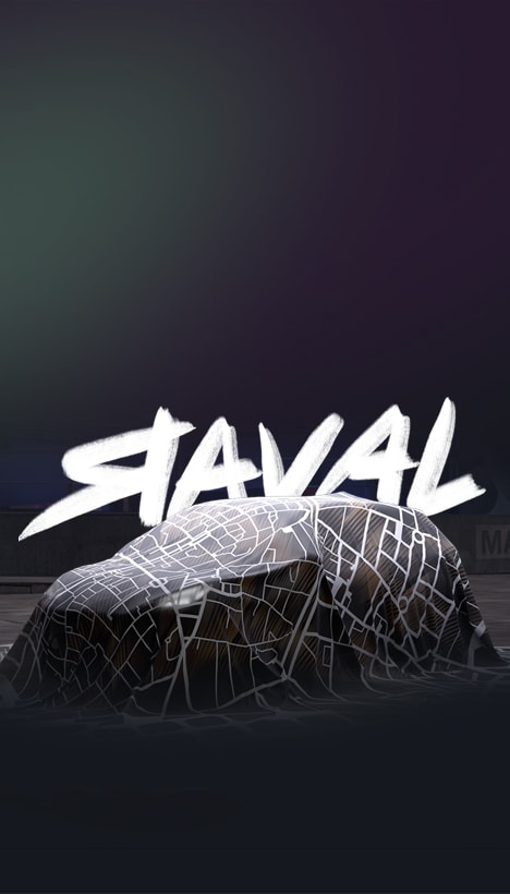 CUPRA Raval -auto on peitettynä tummaan kankaaseen, joka on kuvioitu Barcelonan Raval-kaupunginosan valkoisella kaupunkikartalla. Auton takana on tumma tausta, jolla on suuri valkoinen teksti "RAVAL".