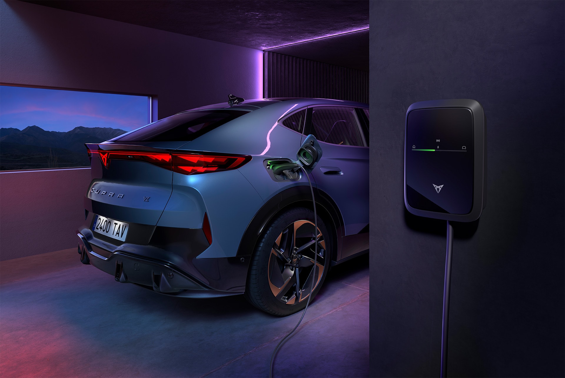 Tavascan Blue -sininen uusi Cupra Tavascan VZ latautumassa