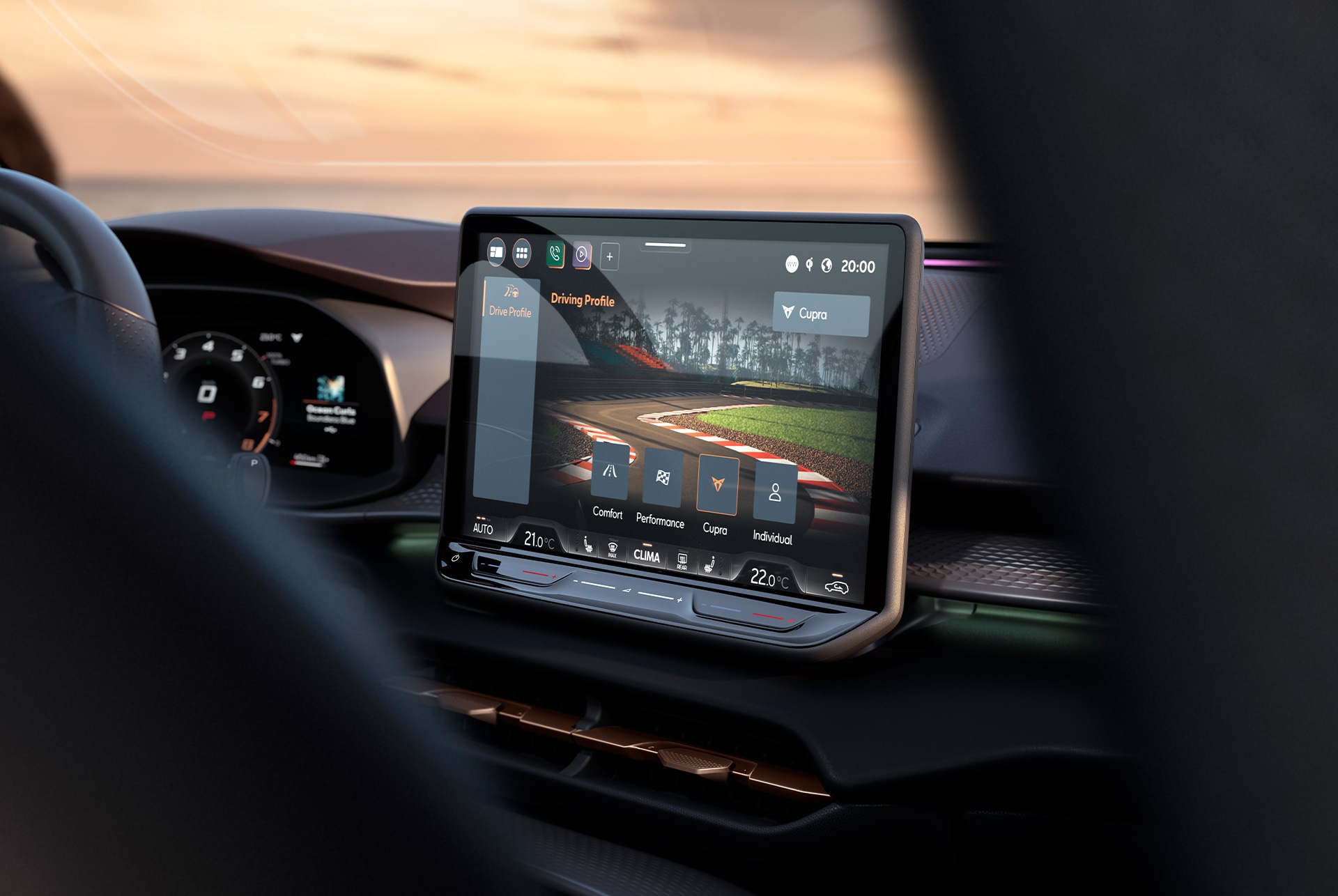 Cupra Terramarin 12,9" infotainment-järjestelmässä näkyy uusi dynaaminen alustansäätö (Dynamic Chassis Control, DCC), joka parantaa ajodynamiikkaa mukautuvan iskunvaimennuksen avulla.