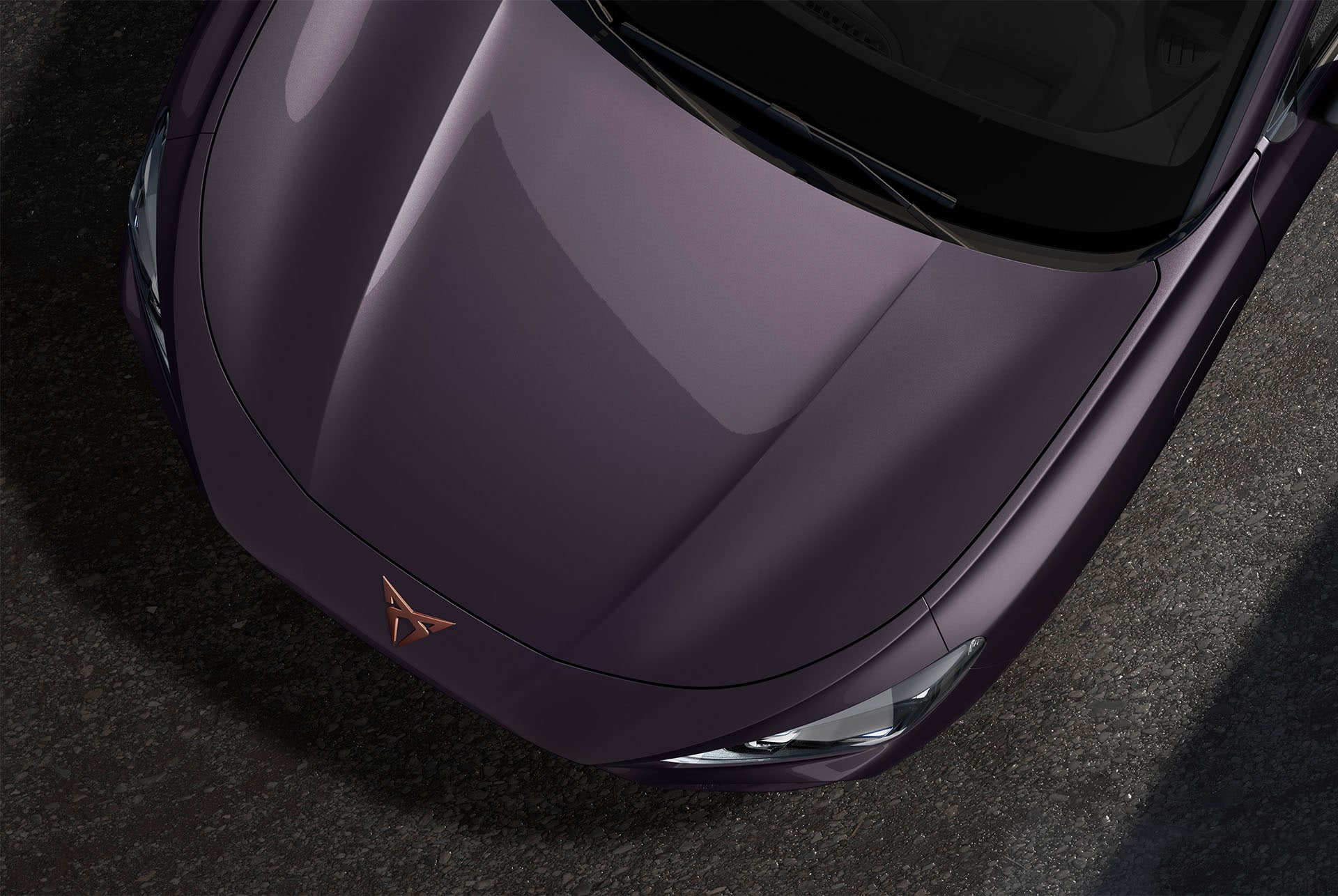 Cupra Terramar, Dark Void -väri, näkymä ylhäältä kohti konepeltiä ja ajovaloja.