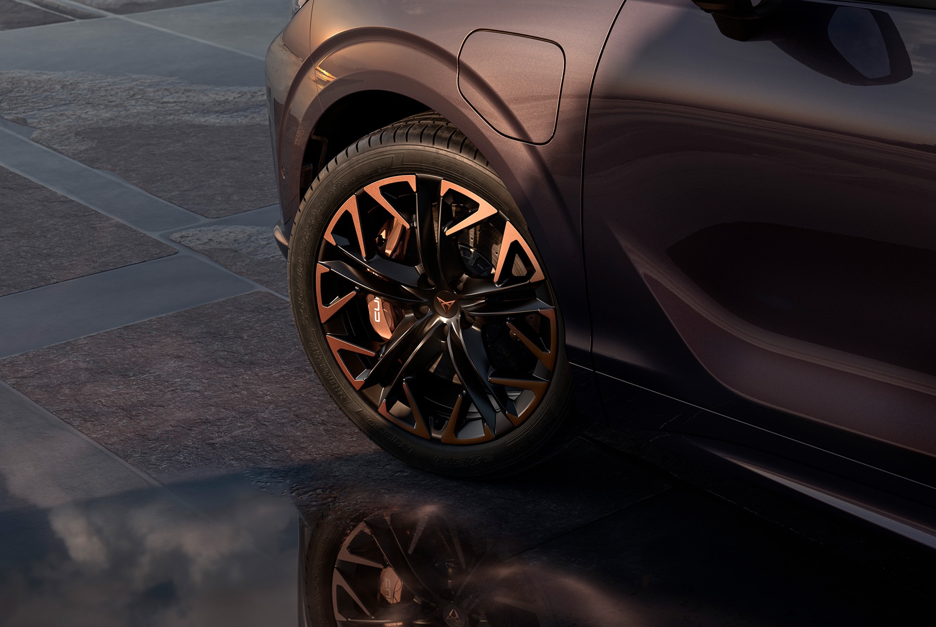 20 tuuman Hadron Copper -kevytmetallivanteet uudessa Cupra Terramarissa, musta kuparisin somistein. Taustalla näkyy kiveys ja osa auton kiiltävää, tummaa koria.