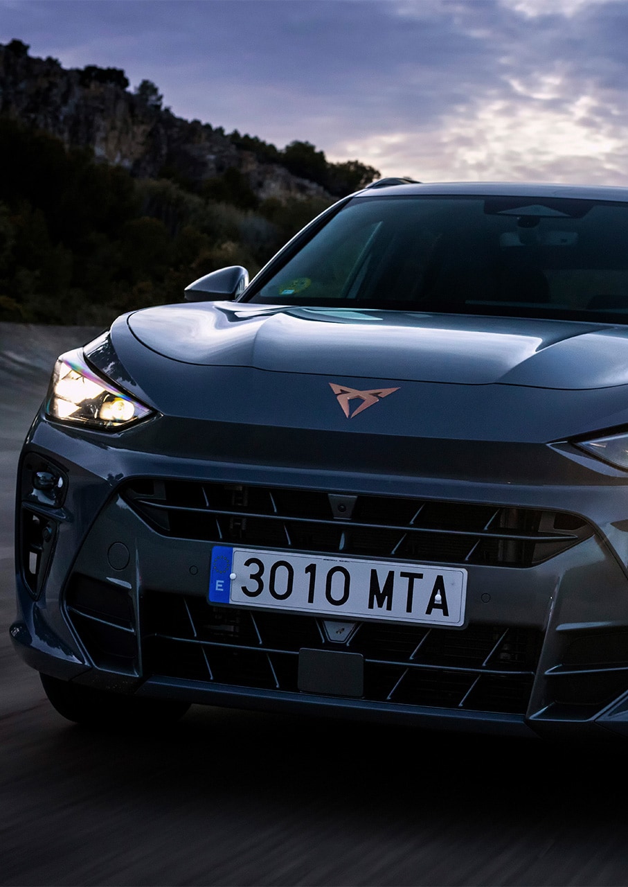 Lähikuvassa edestä katsottuna Cupra Terramar VZ värinä Dark Void, varusteena Cupra Matrix LED Ultra -ajovalot, HD-valojärjestelmä ja 20" Hadron Copper -vanteet.
