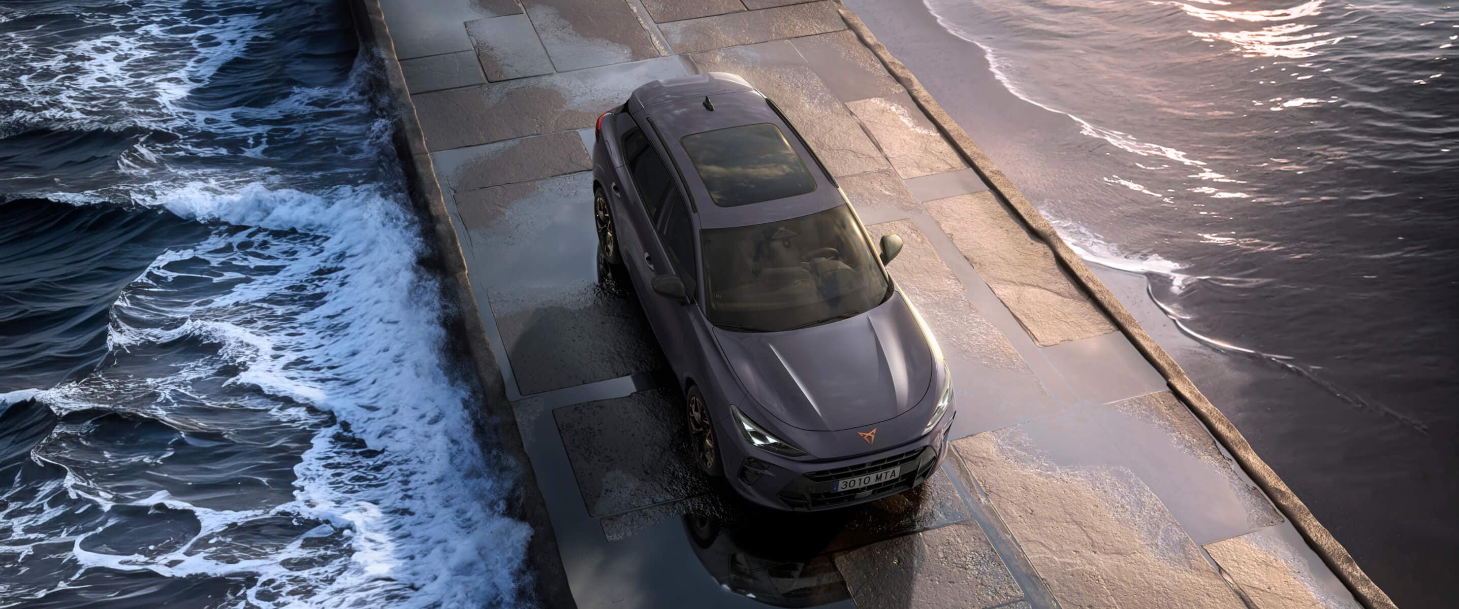Cupra Terramar hybridi-SUV märällä kadulla merenrannalla, varusteena sulavalinjaiset ajovalot, modernit kevytmetallivanteet ja shark nose -keula.