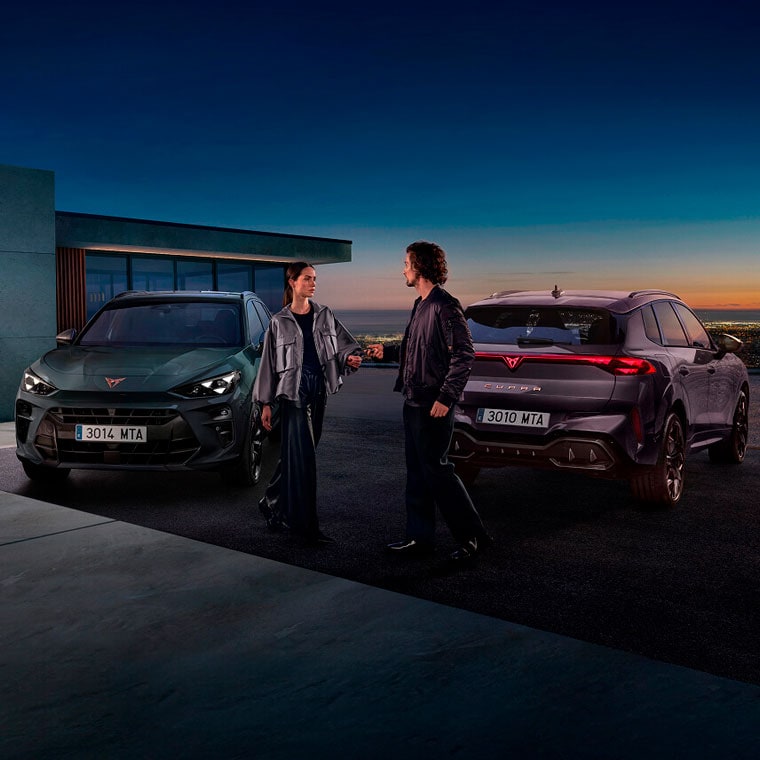 Mies katsoo puhelintaan