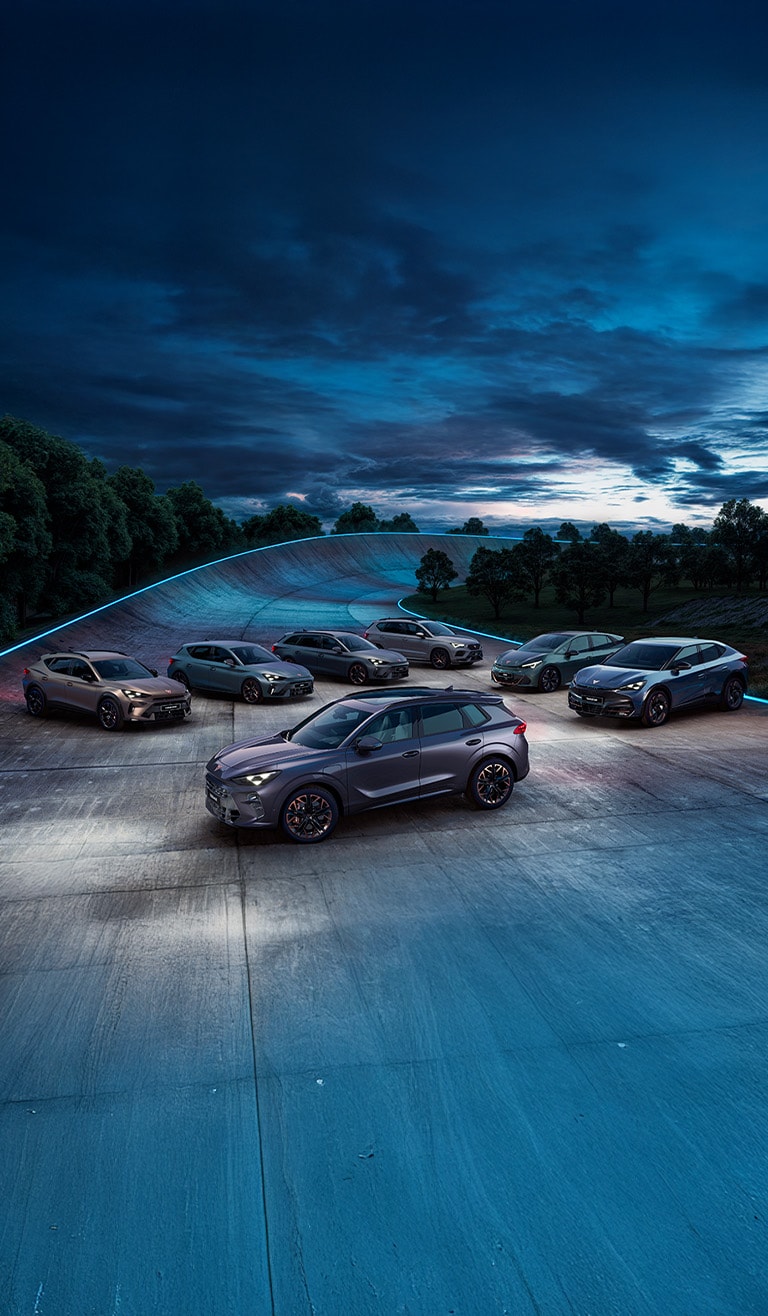 CUPRA-mallisto pysäköintynä moottoriradalle