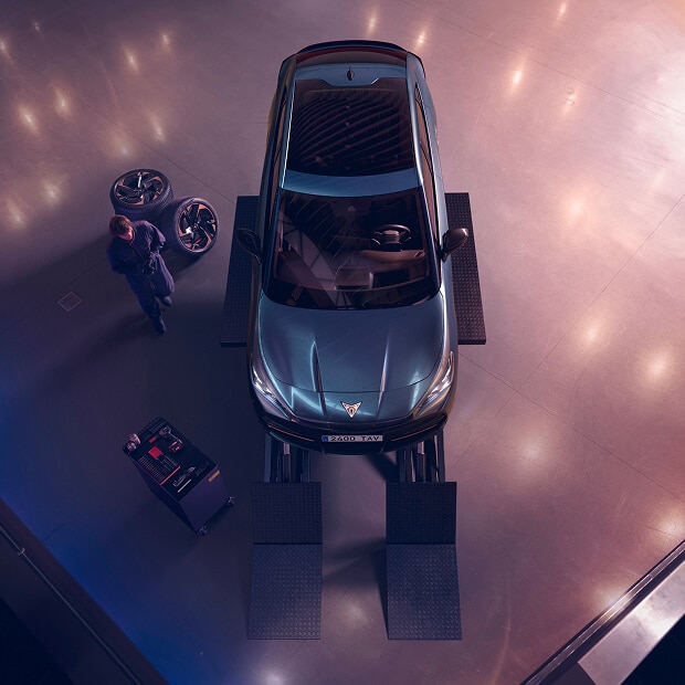 Mies katsoo puhelintaan